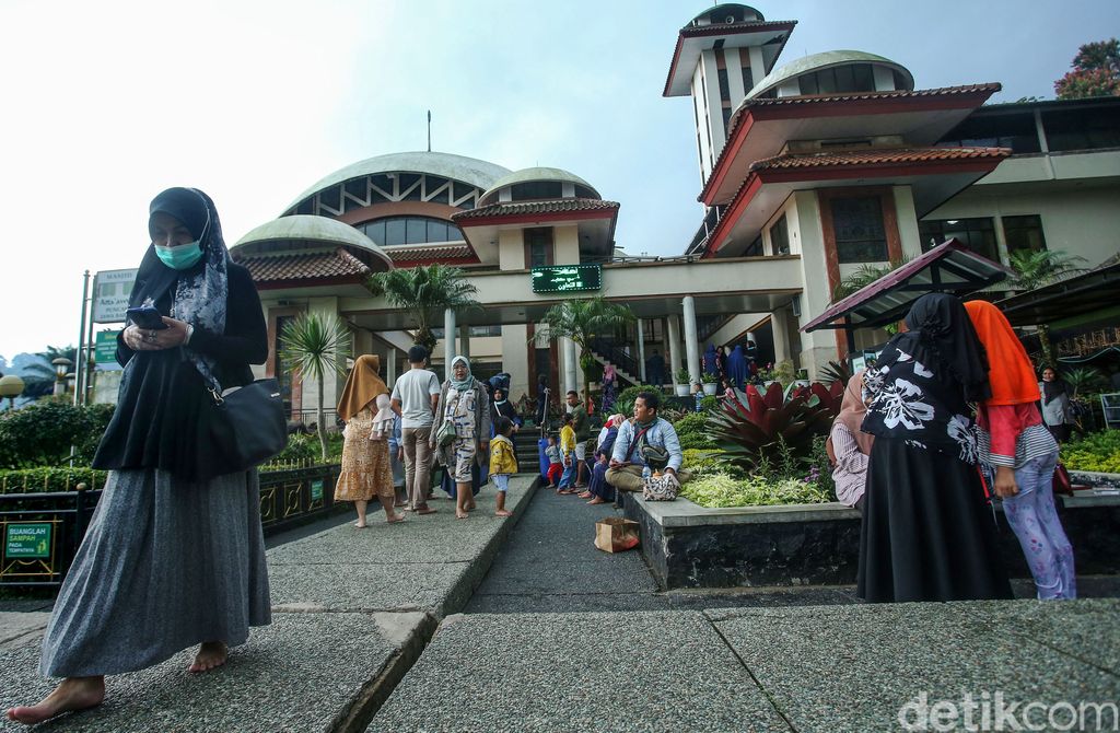 Liburan ke Puncak tak lengkap kalau belum mampir ke Masjid Atta'awun. Selain beribadah, wisatawan juga bisa beristirahat di masjid yang terletak di Jalan Raya Puncak tersebut.