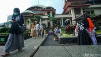Sejumlah wisatawan berkunjung ke Masjid Attaawun, Pucak, Bogor, Rabu (28/10/2020).
