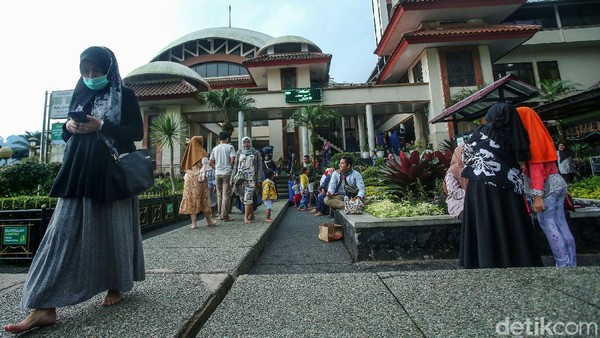 Menyegarkan Diri di Masjid AttaAwun Puncak