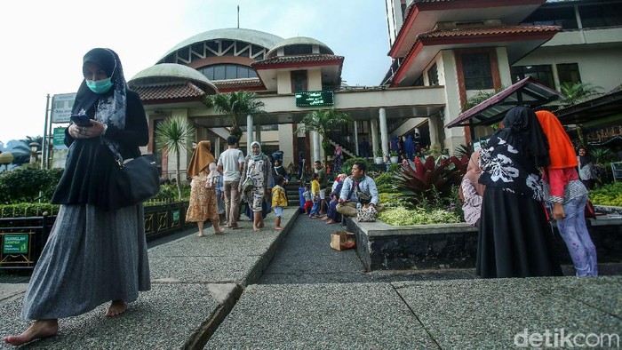 Menyegarkan Diri di Masjid Atta'Awun Puncak Liburan ke Puncak tak lengkap kalau belum mampir ke Masjid Atta'awun. Selain beribadah, wisatawan juga bisa beristirahat di masjid yang terletak di Jalan Raya Puncak tersebut.