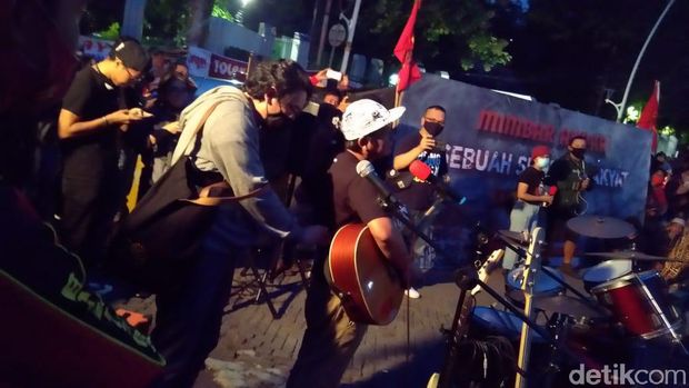 Mimbar Akbar Buruh di Tugu Proklamasi Lanjut, Polisi Minta Bubar Pukul 19.00