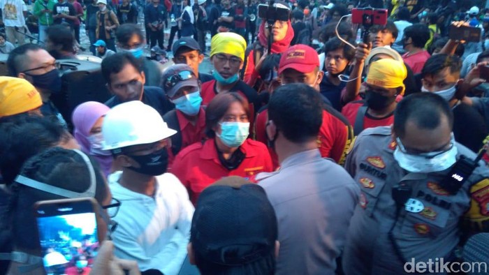 Mimbar Akbar Buruh di Tugu Proklamasi Lanjut, Polisi Minta Bubar Pukul 19.00