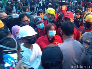 Mimbar Akbar Buruh di Tugu Proklamasi Lanjut, Polisi Minta Bubar Pukul 19.00