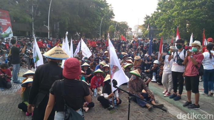 Mimbar Akbar Buruh di Tugu Proklamasi Makin Ramai, Mahasiswa Ikut Bergabung
