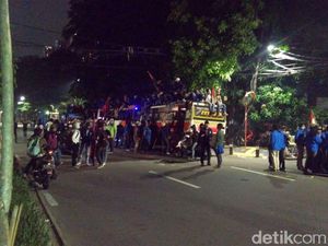 Mimbar Akbar Selesai, Massa Buruh-Mahasiswa Tinggalkan Tugu Proklamasi