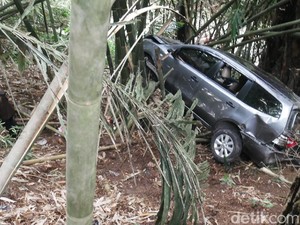 Mobil Wisatawan Terperosok ke Jurang di Lembang Bandung