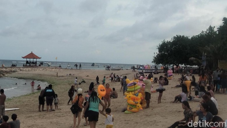 Pantai Sanur di Bali pada hari pertama cuti bersama, Rabu (28/11/2020).