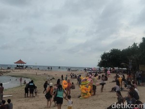 Cuti Bersama, Pantai Sanur Dipadati Wisatawan