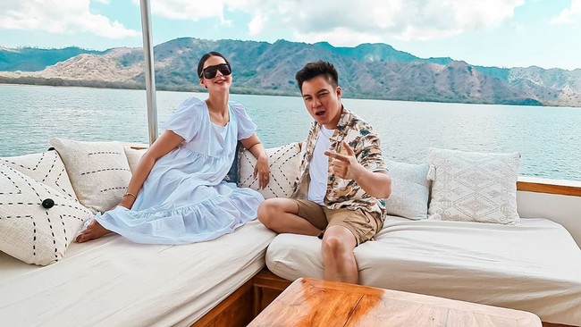 Baim Wong pada akhirnya juga memutuskan untuk menambatkan hati pada wanita berdarah blasteran, Paola Verhoeven. Paola yang juga merupakan seorang model itu mewarisi darah Belanda dari sang ayah. Foto: Instagram