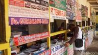 Deretan loket juga masih dibuka untuk melayani penumpang ke Jawa dan Pulau Sumatera. Gubernur DKI Jakarta Anies Baswedan mewanti-wanti penularan kasus virus Corona (COVID-19) saat masa libur dan cuti bersama akhir Oktober ini. Dia menyebut klaster keluarga termasuk klaster yang tinggi.
