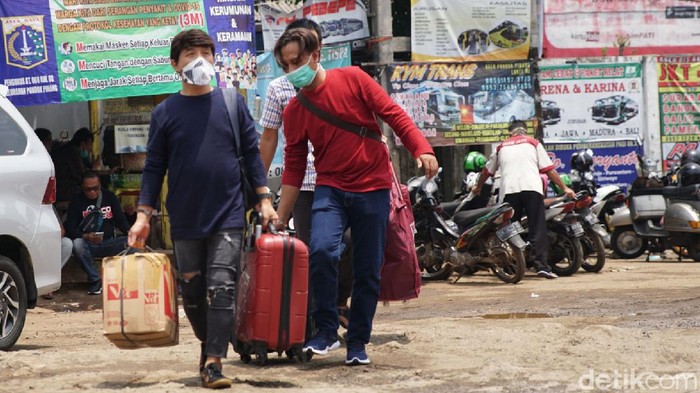 Pemudik Dadakan Serbu Terminal Pondok Pinang Penumpang memadati terminal Pondok Pinang, Jakarta Selatan, Rabu (28/10/2020). libur panjang, terminal pondok pinang ini diramaikan oleh penumpang yang akan menuju kampung halaman.
