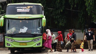 Pemudik Dadakan Serbu Terminal Pondok Pinang