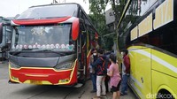 Penumpang memadati terminal Pondok Pinang, Jakarta Selatan, Rabu (28/10/2020). Cuti Bersama pekan ini dimanfaatkan warga untuk pulang kampung.