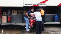 Teminal ini juga melayani rute ke Pulau Sumatra, nampak seorang penumpang membawa motornya masuk bagasi bus.