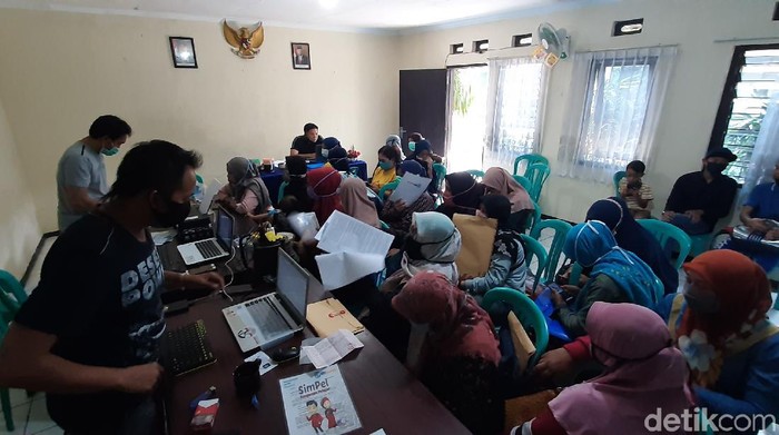 Puluhan warga Kabupaten Malang mengaku menjadi korban penipuan. Mereka termakan bujuk rayu seseorang yang mengaku karyawan bank, yang menawarkan deposito berbunga.