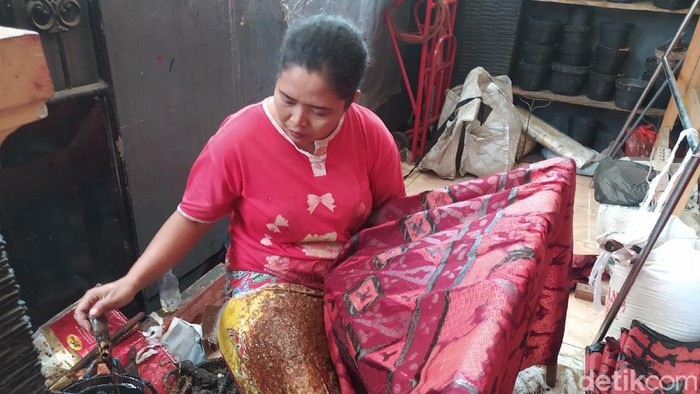 Perayaan Maulid Nabi kerap membawa berkah lebih bagi para pengusaha maupun pedagang pakaian. Itu juga dirasakan perajin batik di Kampung Batik Jetis, Sidoarjo.