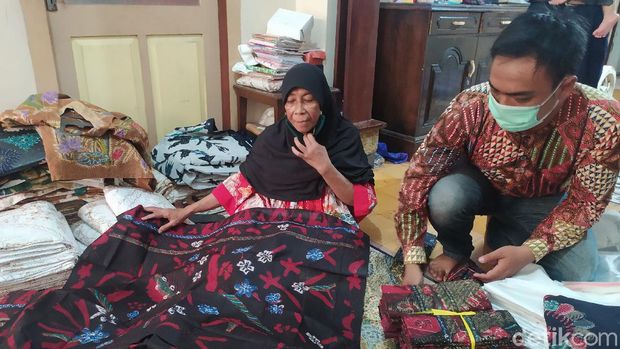 Perayaan Maulid Nabi kerap membawa berkah lebih bagi para pengusaha maupun pedagang pakaian. Itu juga dirasakan perajin batik di Kampung Batik Jetis, Sidoarjo.