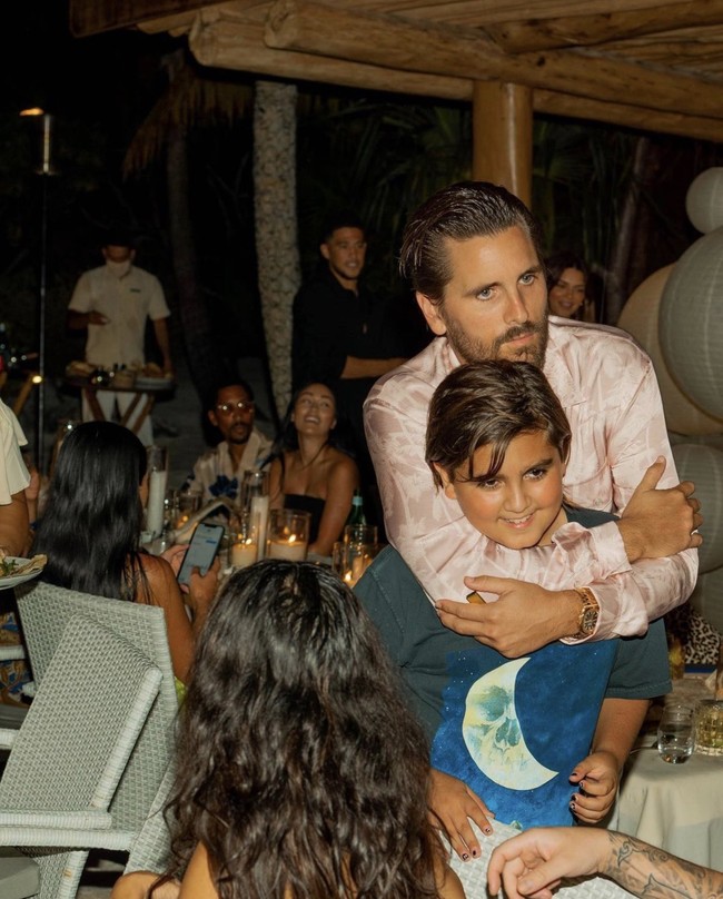 Mantan kekasih Kourtney, Scott Disick, pun tak ketinggalan. Ia pun menikmati momen kebersamaan itu dengan putranya, Mason. Tak tampak sosok Kanye West dan anak-anak buah cintanya dengan Kim. (Foto: Twitter/@KimKardashian)