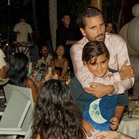 Mantan kekasih Kourtney, Scott Disick, pun tak ketinggalan. Ia pun menikmati momen kebersamaan itu dengan putranya, Mason. Tak tampak sosok Kanye West dan anak-anak buah cintanya dengan Kim. (Foto: Twitter/@KimKardashian)
