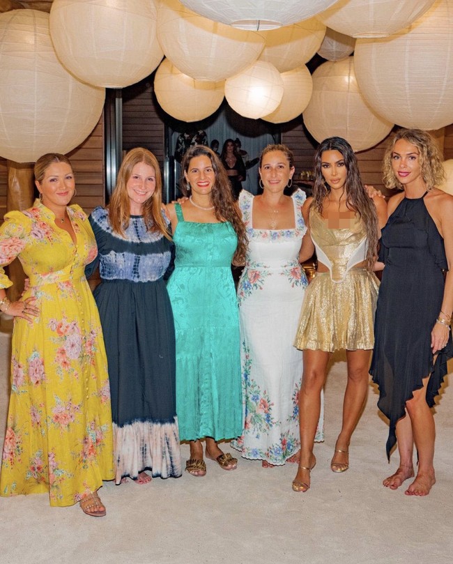 Kim Kardashian mengklaim bahwa semua tamu yang datang telah menjalani protokol kesehatan yang ketat demi menjamin keselamatan bersama. Setelah dua pekan melalui berbagai cek kesehatan dan karantina, aku mengejutkan orang terdekatku dengan mengajak mereka ke sebuah pulau pribadi dimana kami bisa berpura-pura semuanya normal dalam waktu singkat, kata ibu empat anak itu. (Foto: Twitter/@KimKardashian)