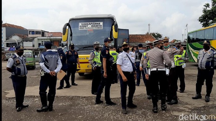 Petugas gabungan gelar uji kelayakan kendaraan di Terminal Singaparna Tasikmalaya.