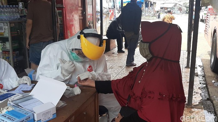 Petugas melakukan rapid test di Terminal Baranangsiang Bogor