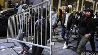 Pendemo melakukan perusakan seperti pagar pembatas jalan. AP Photo/Michael Perez.