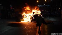 Pendemo juga membakar mobil polisi. Jessica Griffin/The Philadelphia Inquirer via AP.
