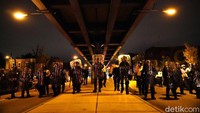Polisi bertameng berusaha membubarkan demonstran. AP Photo/Matt Slocum.
