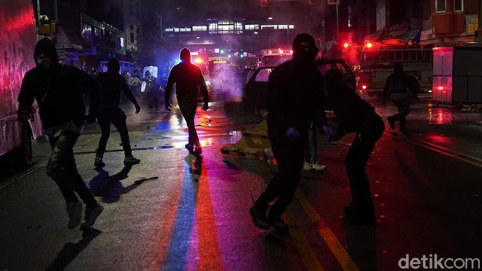 Philadelphia, Amerika Serikat, memanas. Warga turun ke jalan untuk pemprotes penempakan pria kulit hitam Walter Wallace Jr (27) oleh polisi Amerika Serikat.