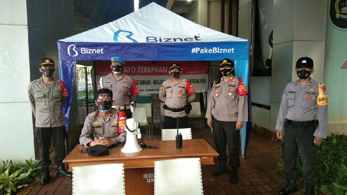 Polisi beraga di Flyover Kuningan, Jakarta Selatan, antisipasi kelompok anarko gabung ke demo hari ini
