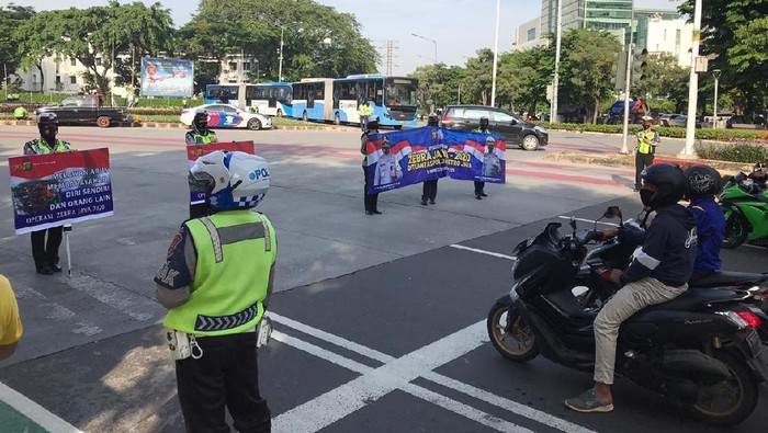 Polisi sosialisasi dan edukasi soal Operasi Zebra di Bundaran Senayan