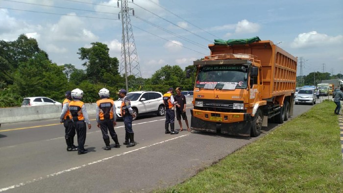 Polisi tindak bus dan truk yang melintas di Tol Ciawi.