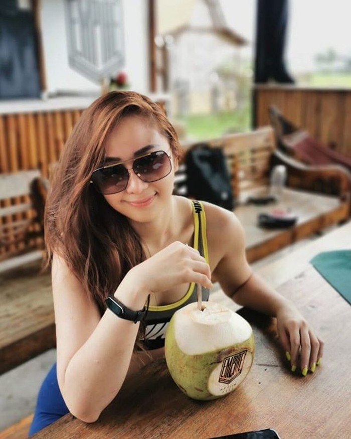 Pose Denise Chariesta yang Dicap Sombong, Saat Makan Pangsit dan Ngopi Pose Denise Chariesta yang Dicap Sombong, Saat Makan Pangsit dan Ngopi