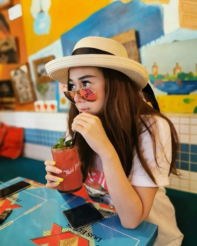 Pose Denise Chariesta yang Dicap Sombong, Saat Makan Pangsit dan Ngopi