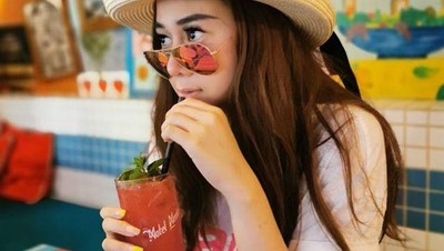 Pose Denise Chariesta yang Dicap Sombong, Saat Makan Pangsit dan Ngopi