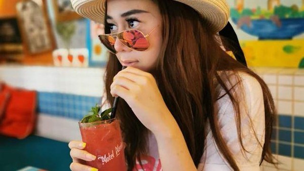 Pose Denise Chariesta yang Dicap Sombong, Saat Makan Pangsit dan Ngopi