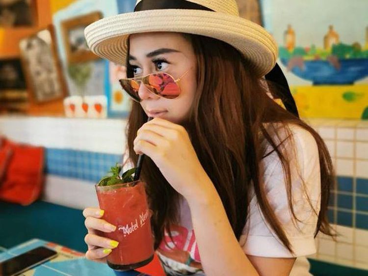 Pose Denise Chariesta yang Dicap Sombong, Saat Makan Pangsit dan Ngopi