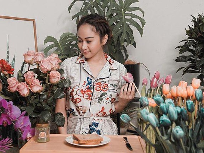 Pose Denise Chariesta yang Dicap Sombong, Saat Makan Pangsit dan Ngopi