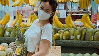Belanja buah-buahan, Denise tampil cantik sambil membawa buah nanas yang sudah dipilihnya. Foto: Instagram @denisechariesta