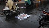 Poster-poster ditempelkan di jalanan sebagai bentuk protes dan kecaman terhadap pernyataan Emmanuel Macron yang dianggap menghina umat muslim.