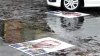 Poster-poster itu terlintas oleh mobil yang melintas di jalan tersebut.