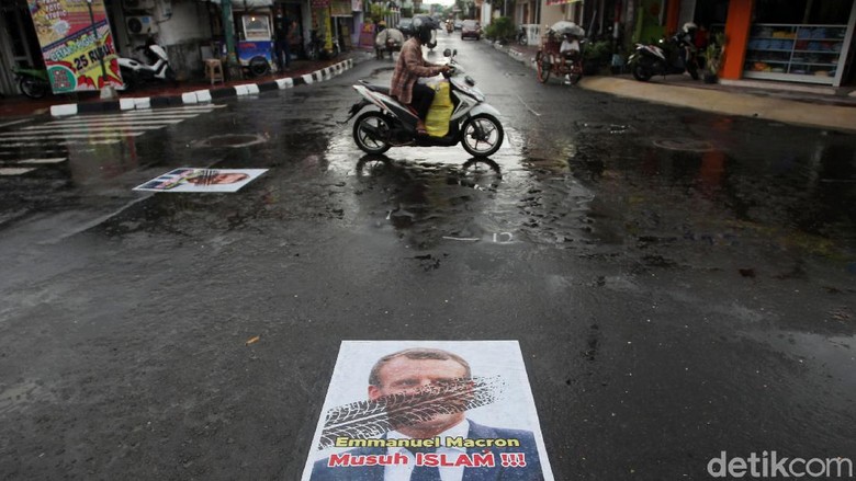 Poster Emmanuel Macron Terlindas di Yogyakarta Pengendara melintas di atas poster berwajah presiden Prancis Emmanuel Macron yang ditempel di simpang Jalan Kauman, Yogyakarta, Rabu (28/10/2020). Pemasangan poster bergambar wajah Presiden Prancis tersebut sebagai bentuk protes dan kecaman terhadap pernyataan yang dilontarkan oleh Emmanuel Macron yang dianggap menghina umat muslim.