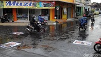 Sejumlah pengendara melintas di sekitar poster Prancis Emmanuel Macron yang ditempelkan di Jalan Kauman, Yogyakarta, Rabu (28/10/2020).