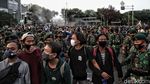 Prajurit TNI Kawal Massa ABG Bubarkan Diri dari Demo