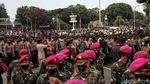 Prajurit TNI Kawal Massa ABG Bubarkan Diri dari Demo