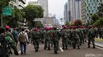 Prajurit TNI Kawal Massa ABG Bubarkan Diri dari Demo