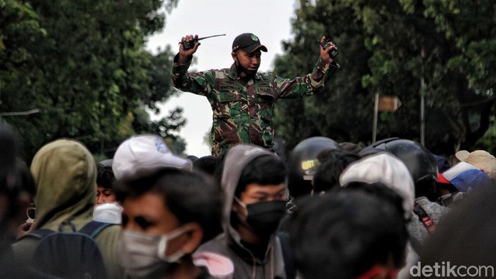 Prajurit TNI Kawal Massa ABG Bubarkan Diri dari Demo Prajurit TNI mengawal massa remaja membubarkan diri dari kawasan Patung Kuda, Jakarta Pusat, Rabu (28/10/2020). Sebelumnya massa remaja itu sempat menggelar aksi bakar ban bekas.
