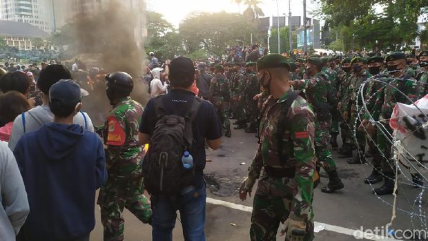 Prajurit TNI Kodam Jaya dan Marinir Kawal Massa ABG Bubarkan Diri dari Demo