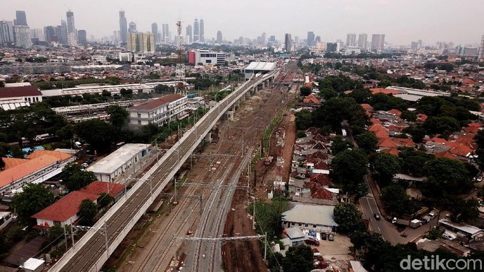Progres terkini Double-Double Track (DDT) Manggarai-Cikarang saat ini sudah mencapai 70 persen. Yuk, intip foto-foto terbarunya.